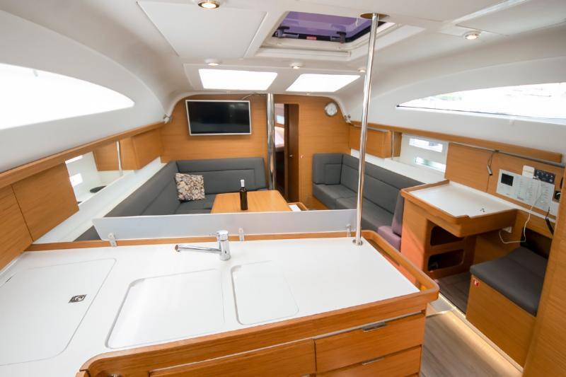 Sailing yacht 