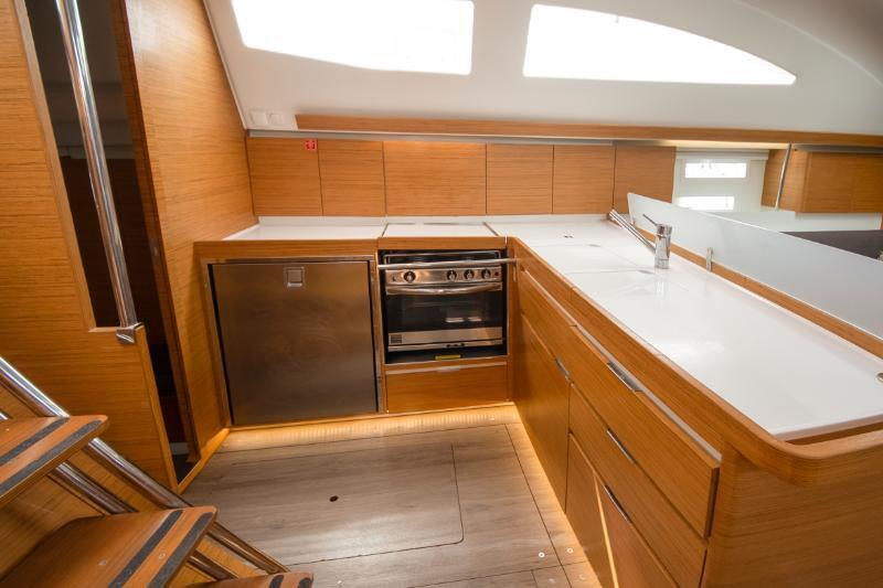Sailing yacht 