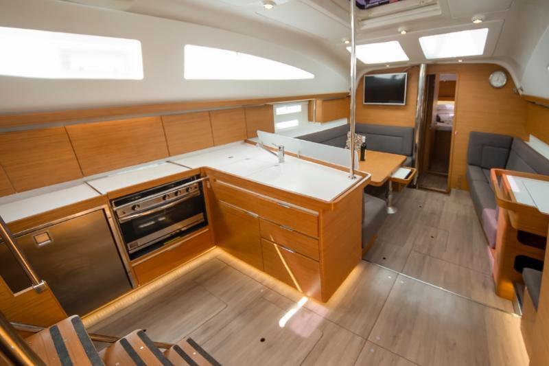 Sailing yacht 