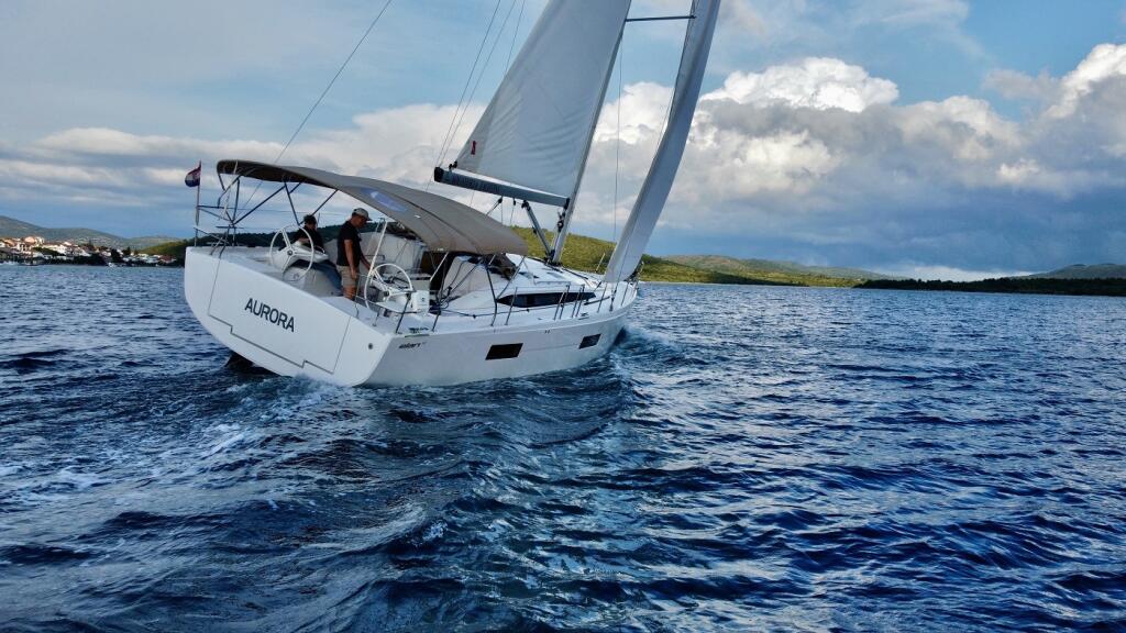 Sailing yacht 