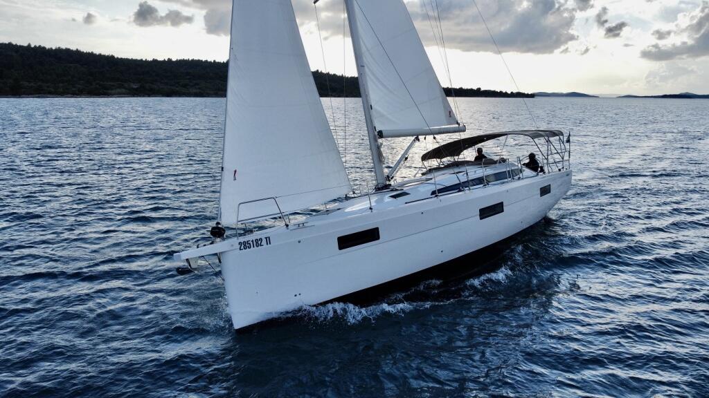 Sailing yacht 