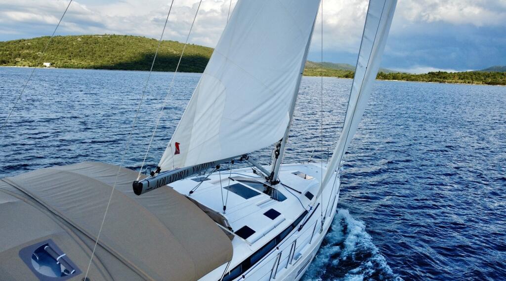 Sailing yacht 