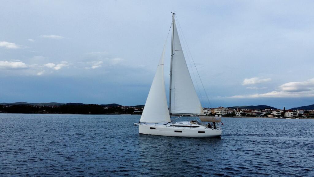 Sailing yacht 