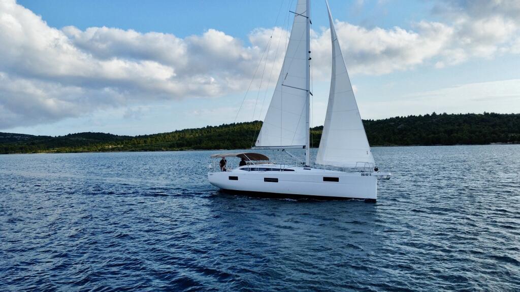 Sailing yacht 