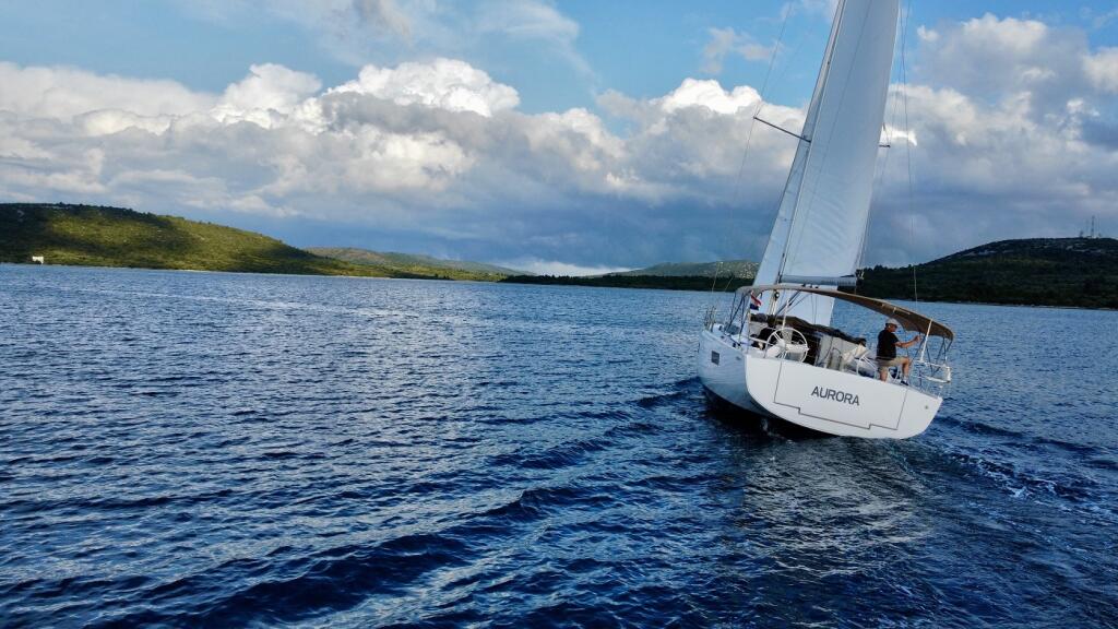 Sailing yacht 