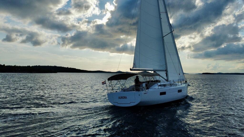 Sailing yacht 