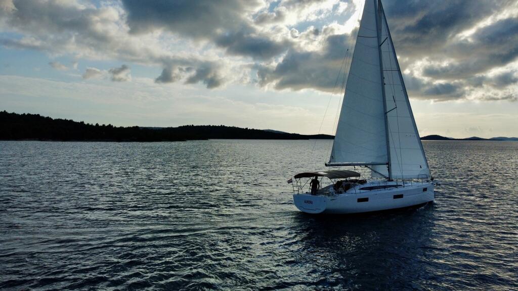 Sailing yacht 