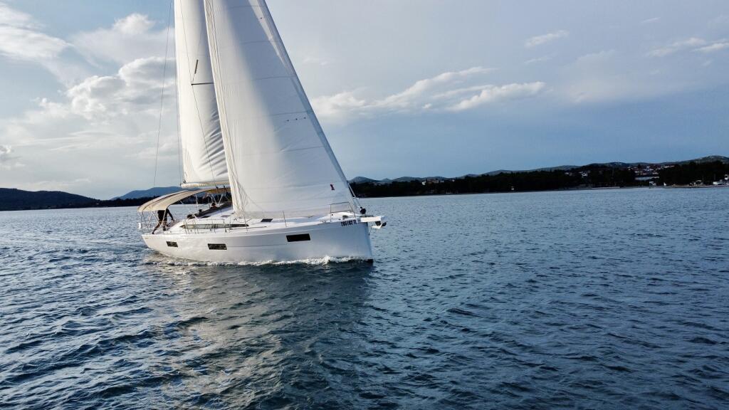 Sailing yacht 
