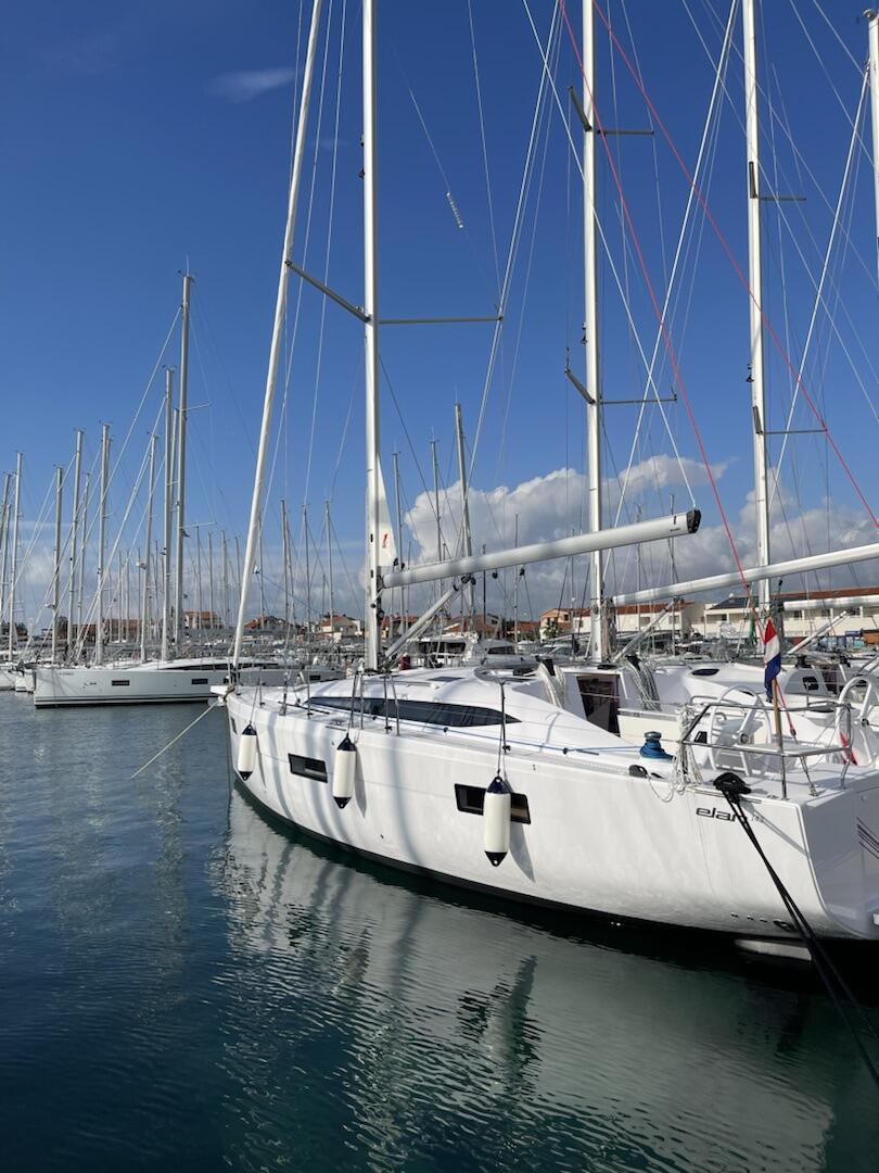 Sailing yacht 