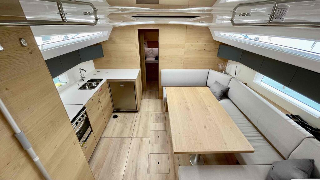 Sailing yacht 