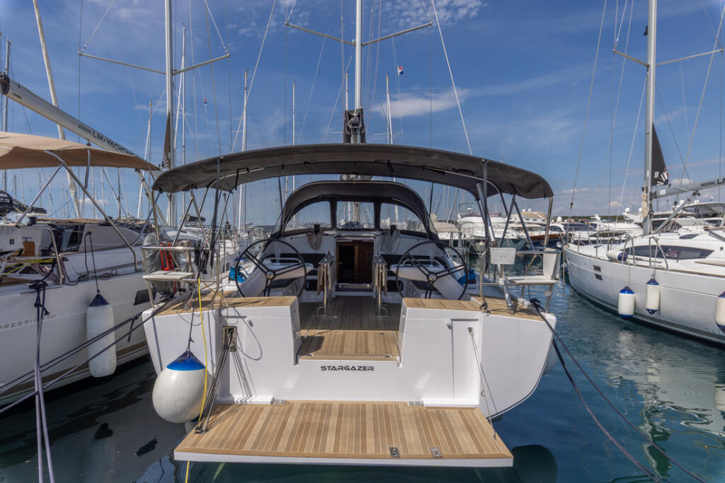 Sailing yacht 