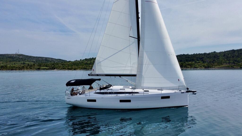 Sailing yacht 