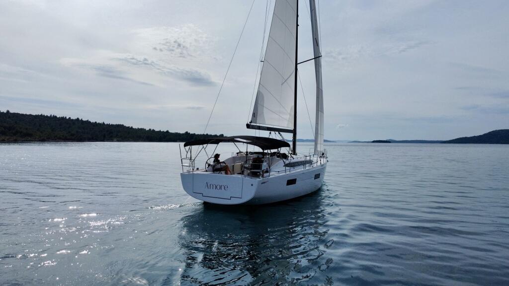 Sailing yacht 
