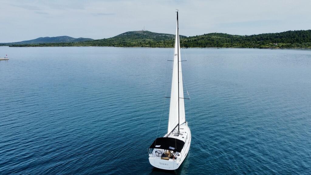 Sailing yacht 