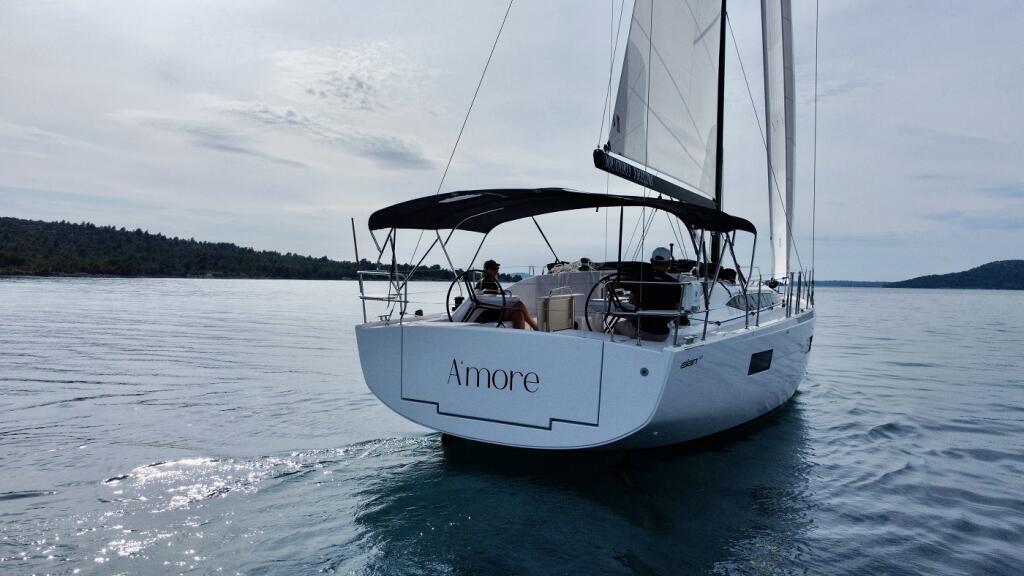 Sailing yacht 