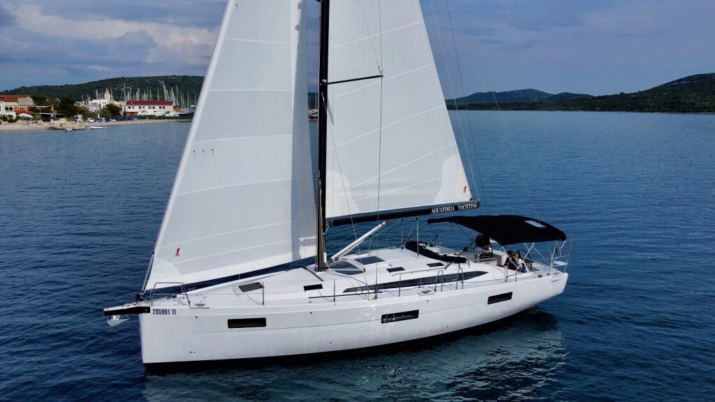 Sailing yacht 