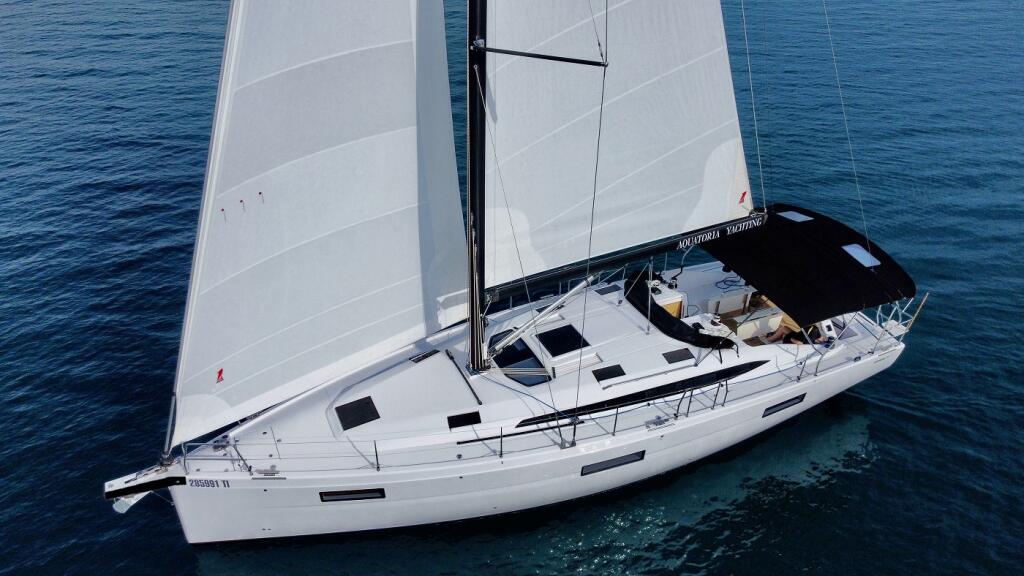 Sailing yacht 