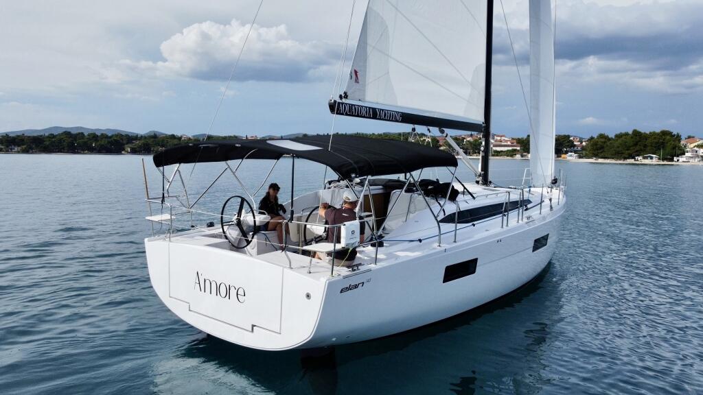 Sailing yacht 