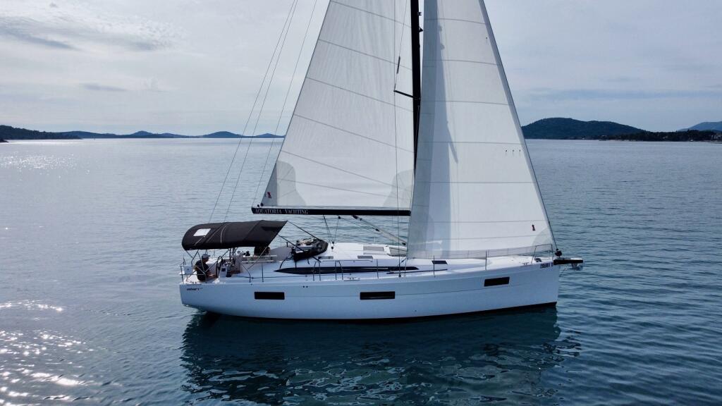 Sailing yacht 