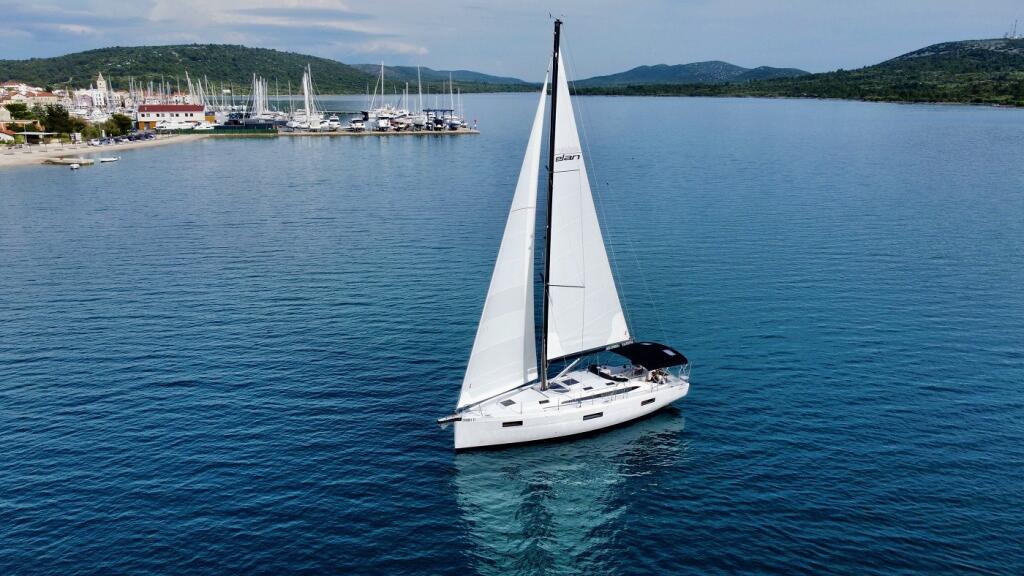 Sailing yacht 