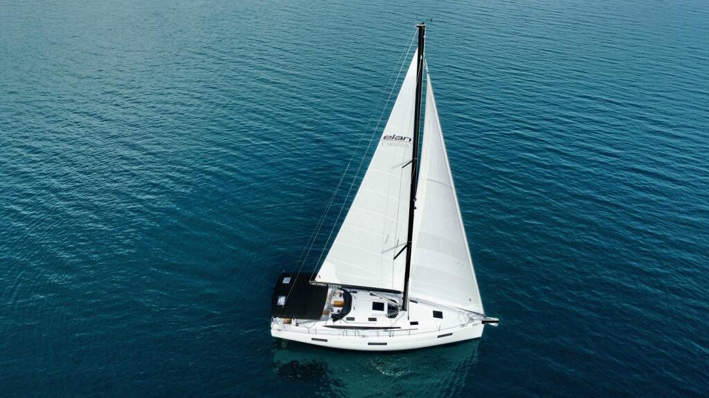 Sailing yacht 