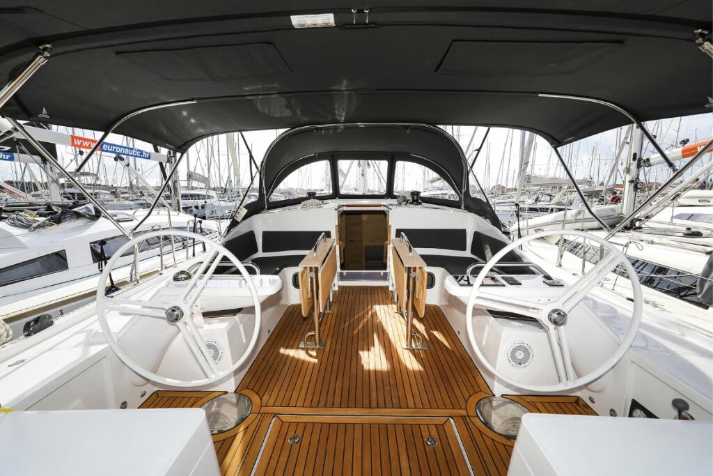 Sailing yacht 