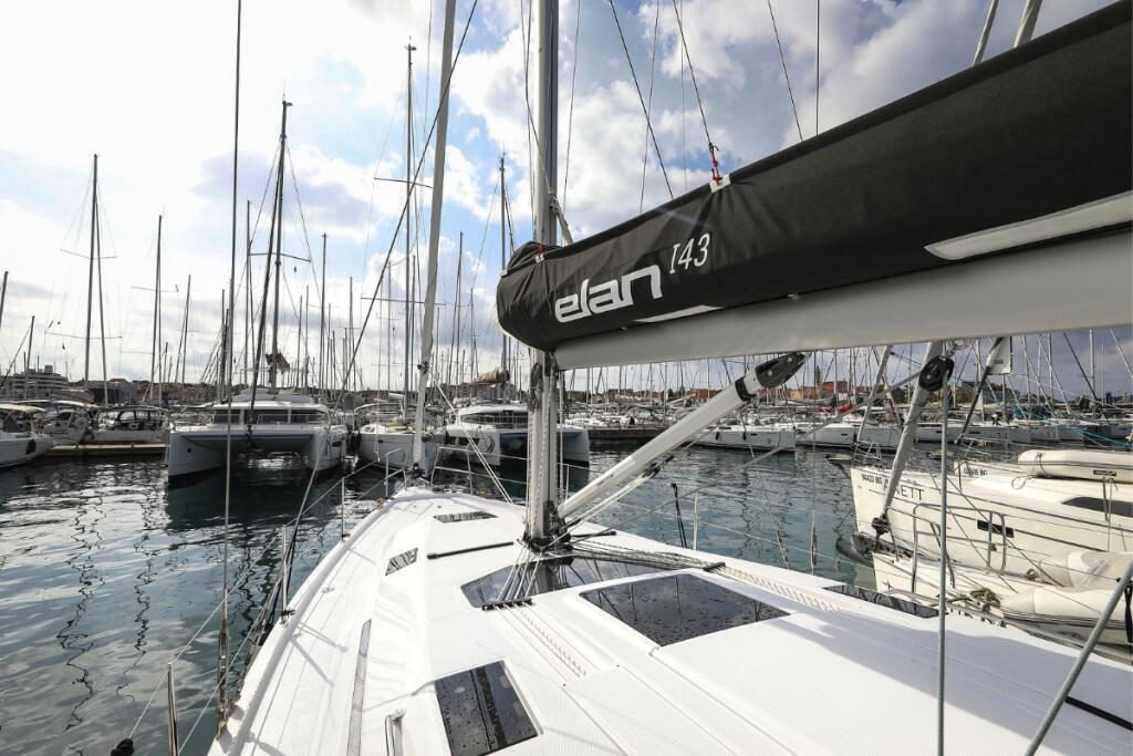 Sailing yacht 