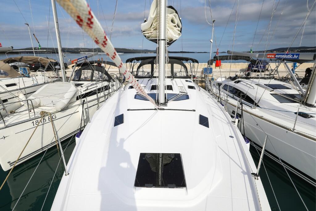 Sailing yacht 