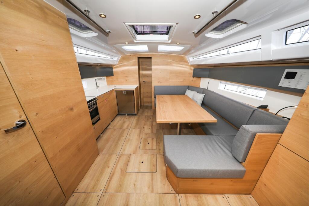 Sailing yacht 
