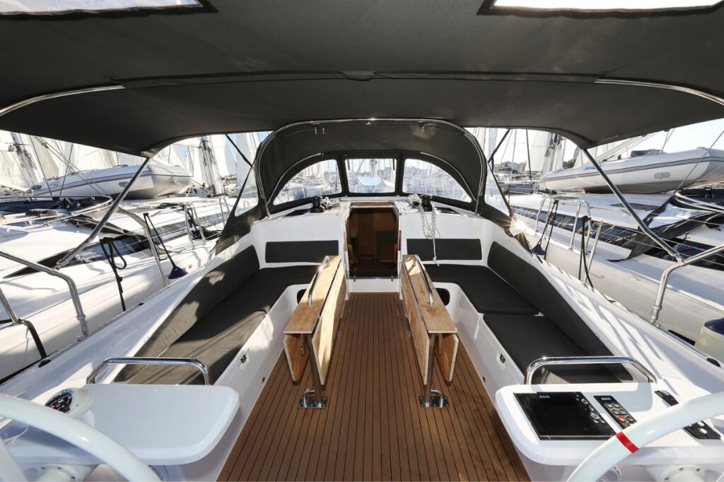 Sailing yacht 