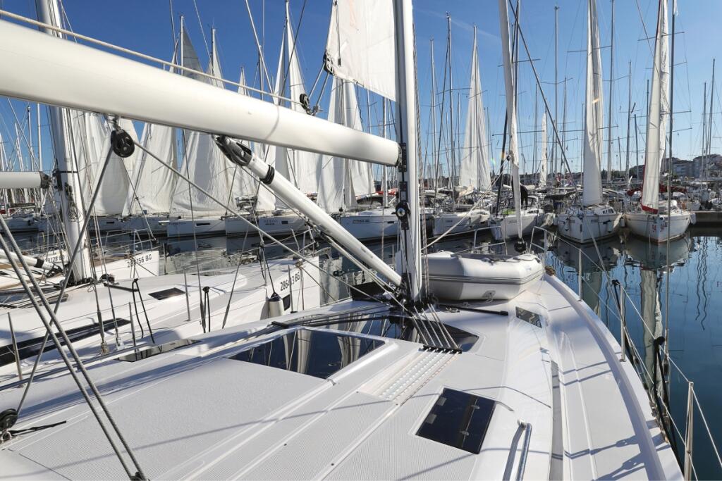Sailing yacht 
