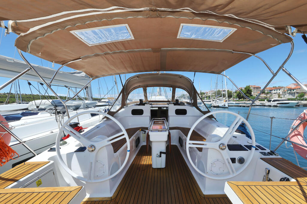 Sailing yacht 