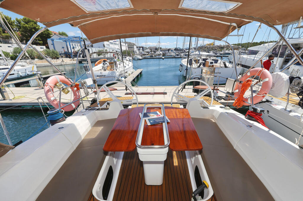 Sailing yacht 