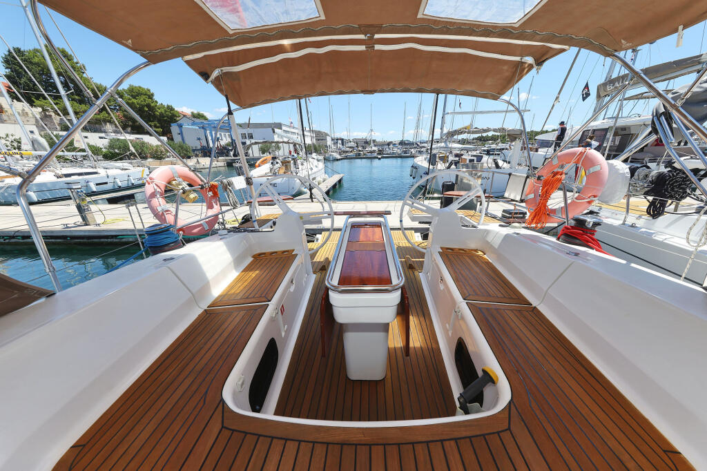 Sailing yacht 