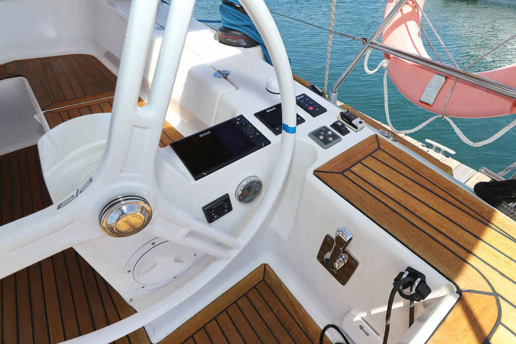 Sailing yacht 