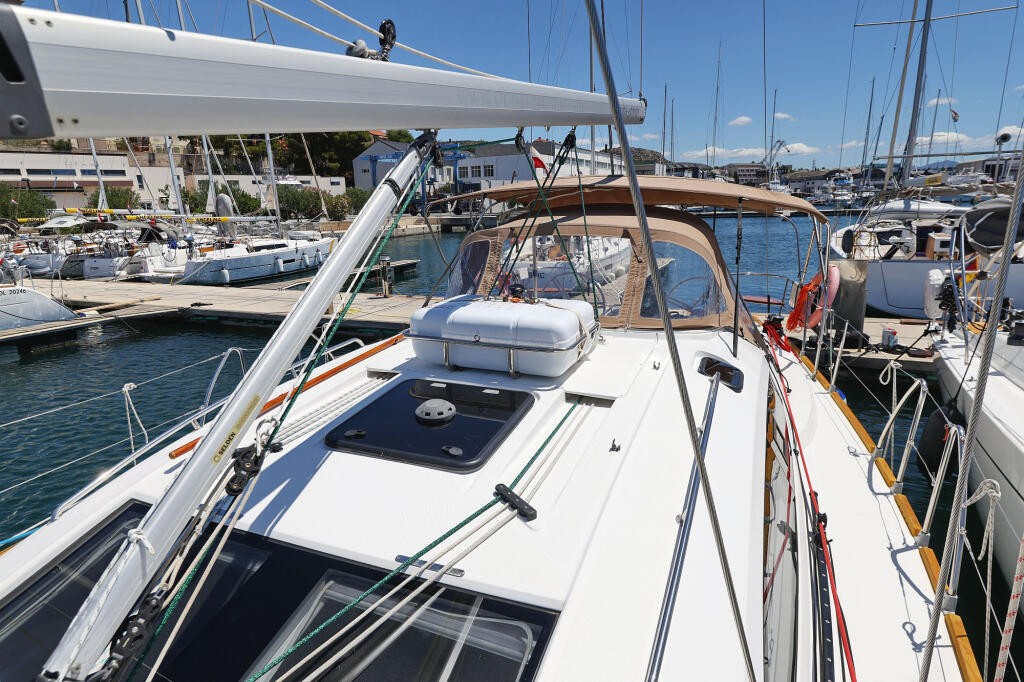 Sailing yacht 