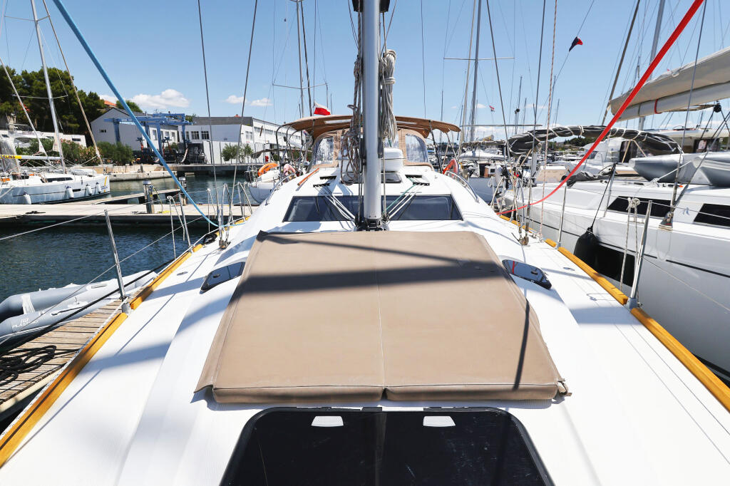 Sailing yacht 