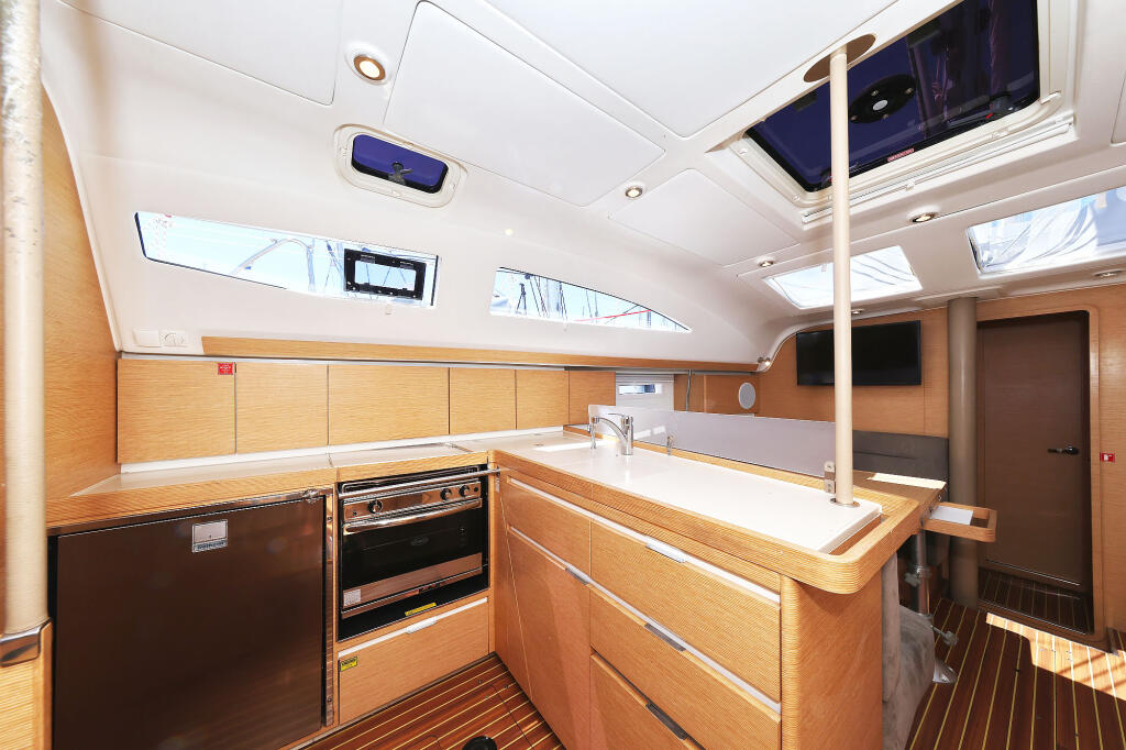 Sailing yacht 