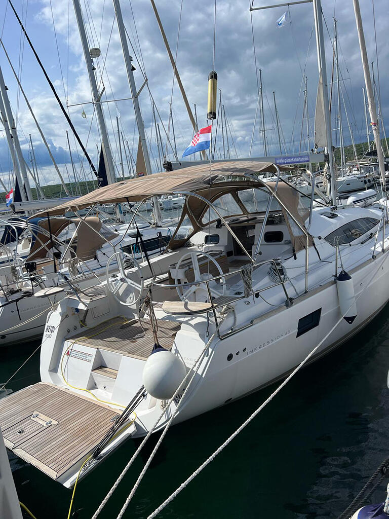 Sailing yacht 