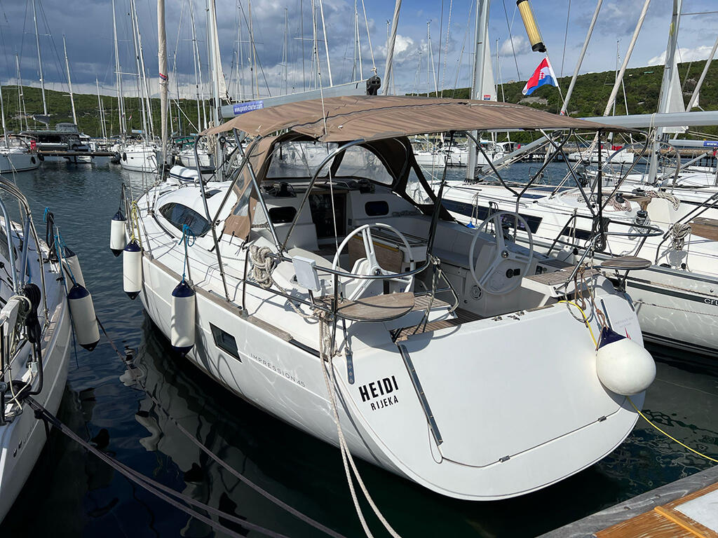 Sailing yacht 