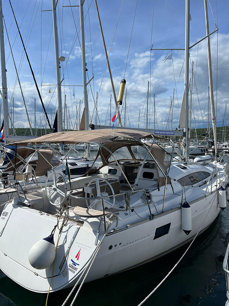 Sailing yacht 