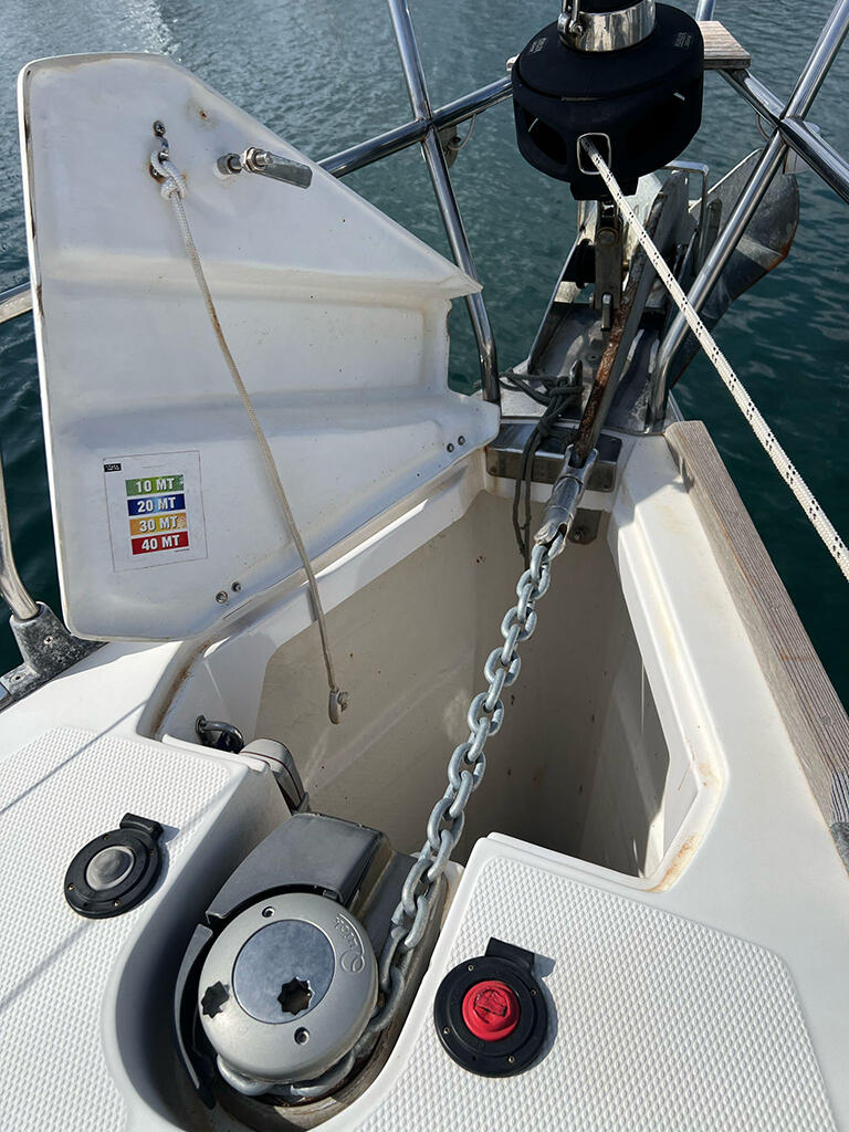 Sailing yacht 