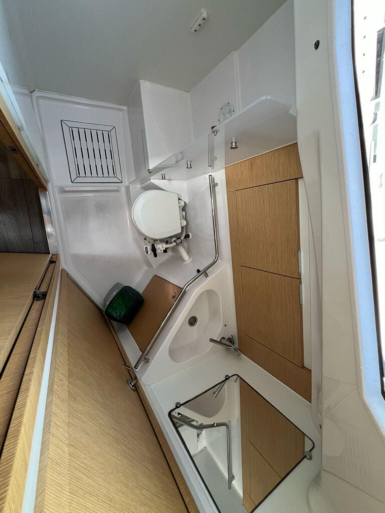 Sailing yacht 