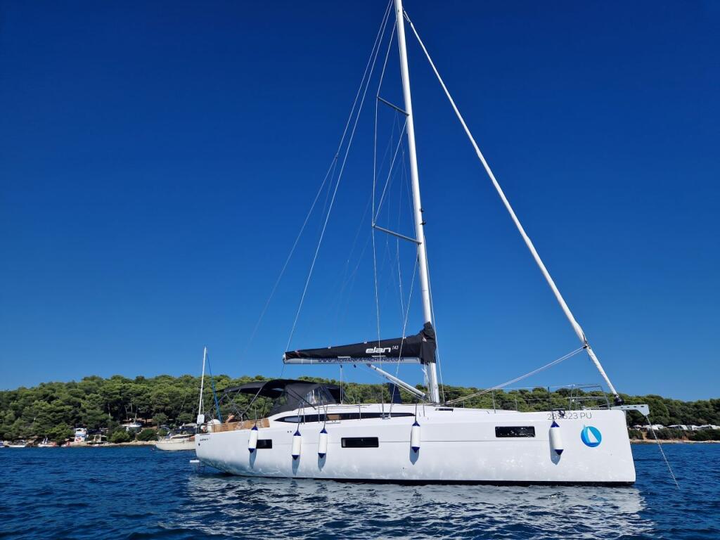 Sailing yacht 