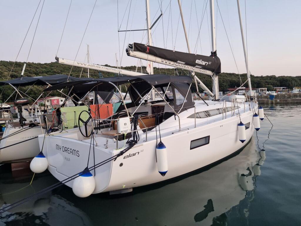 Sailing yacht 