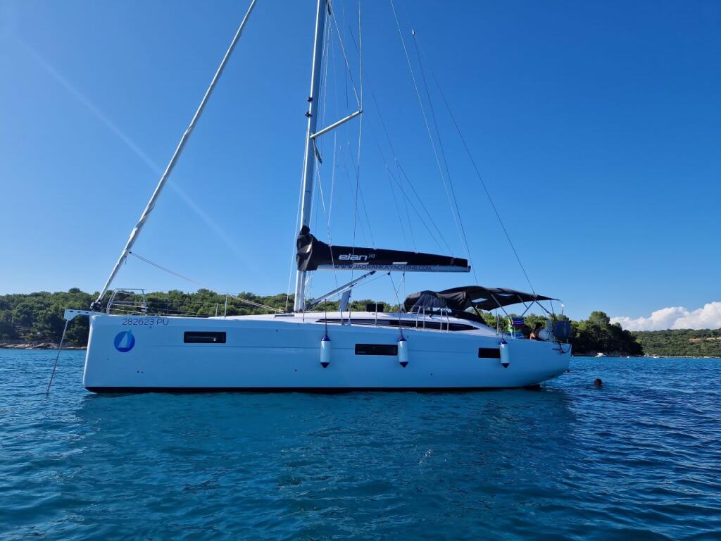 Sailing yacht 