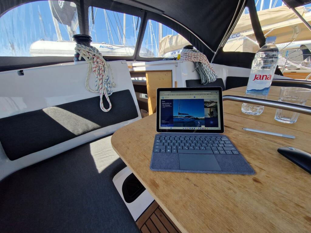 Sailing yacht 