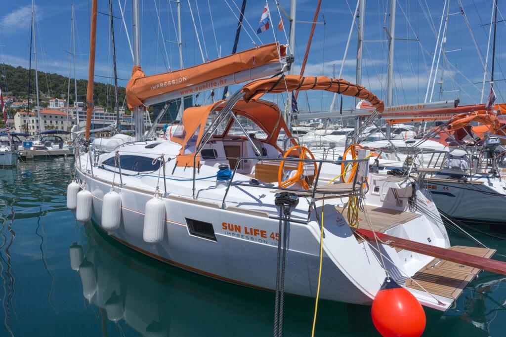 Sailing yacht 