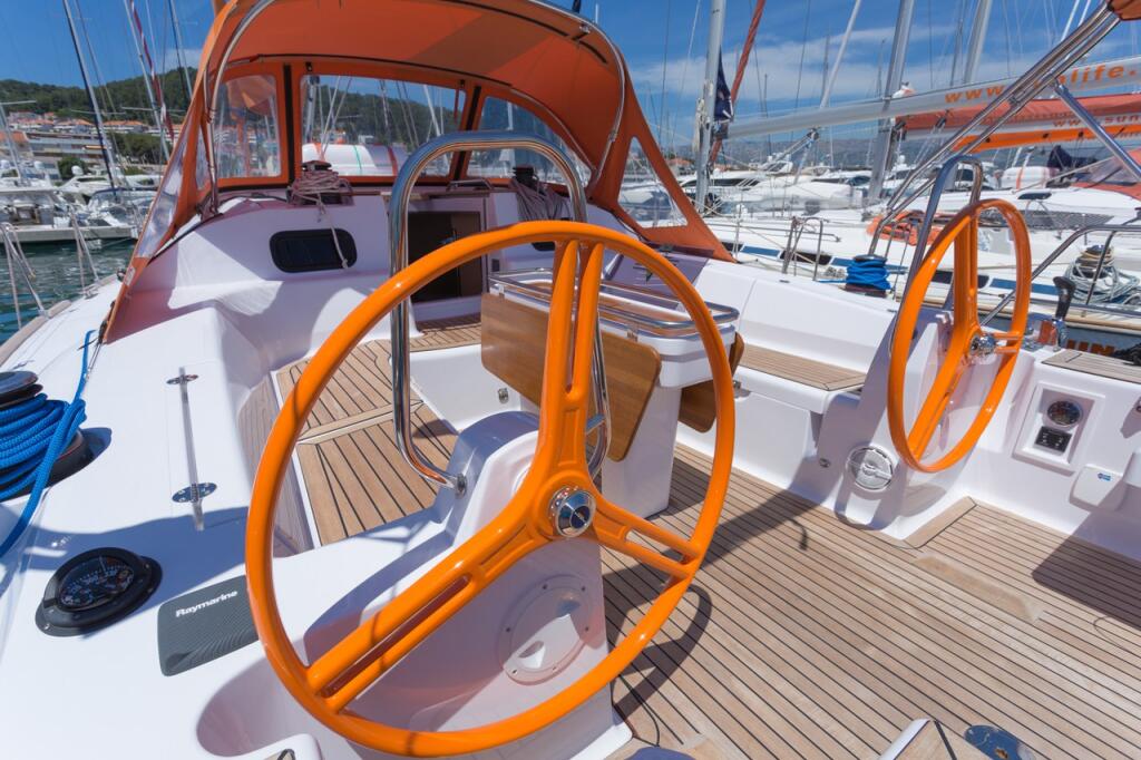Sailing yacht 