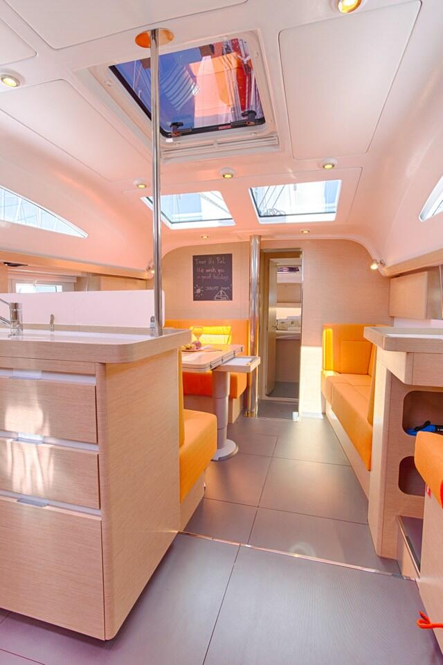 Sailing yacht 
